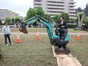 ミニショベルカーの運転体験をする市長