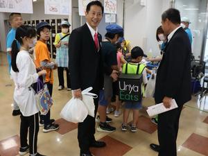 よしかわキッズタウン会場で子供と話をする市長