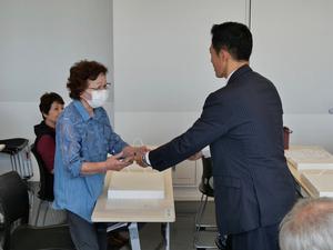 表彰状を授与する市長