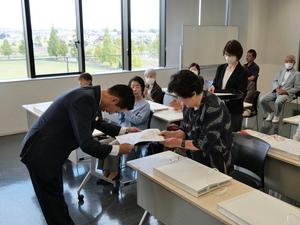 表彰状を授与する市長