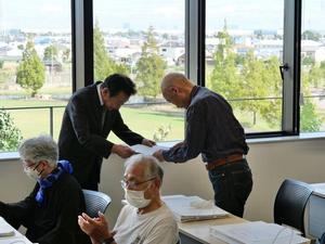表彰状を授与する伊達医師
