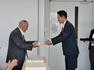 表彰状を授与する市長