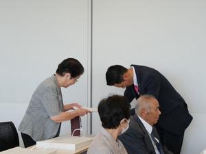 表彰状を授与する市長