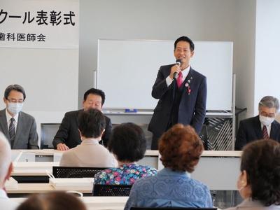 笑顔でお祝いの挨拶を述べる市長