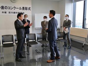 表彰式後に伊達先生と話をする市長