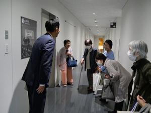 表彰式後に受賞者を見送る市長