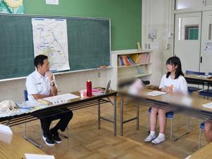 市長に真剣な表情で意見を伝える児童
