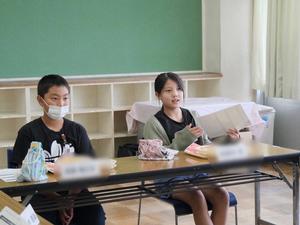 手振りを交えて市長に意見を伝える児童