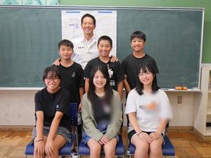 参加した児童と市長との記念撮影