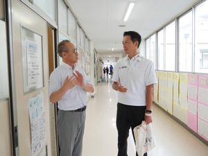 帰りがけに廊下で清水校長と話をする市長