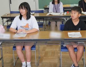 市長に真剣な表情で意見を伝える児童