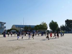 旭小学校で開催された市民体育祭徒競走の様子