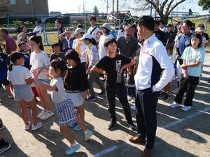 市民体育祭に参加する市民と話をする市長