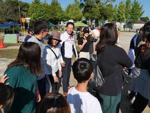 市民体育祭に参加する市民と話をする市長