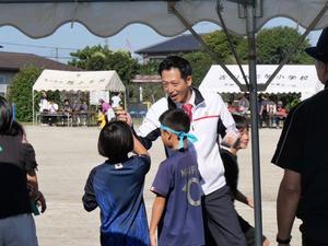 市民体育祭に参加する市民と話をする市長