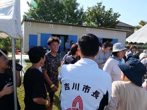 市民体育祭に参加する市民と話をする市長