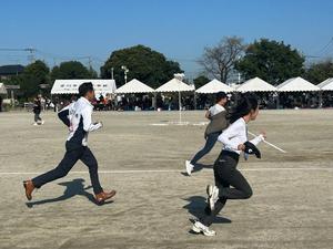 競技に参加して走る市長