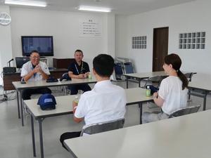 笑顔で話をする社長と市長