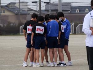 競技開始前に円陣を組む選手たち