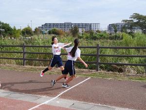 たすきリレーをする女子選手