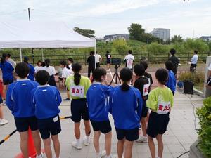 たすきリレーが行われるスタート地点で応援する市長と選手たち
