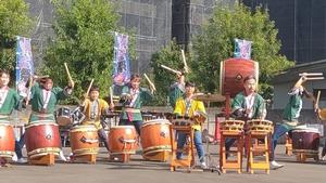 屋外ステージでの和太鼓演舞