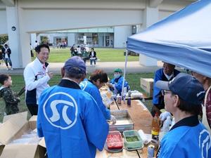 会場の皆さんと談笑する市長