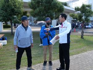 会場の皆さんと談笑する市長