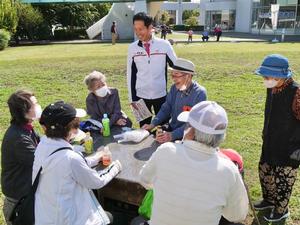 会場の皆さんと談笑する市長