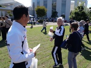 会場の皆さんと談笑する市長