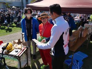 会場の皆さんと談笑する市長