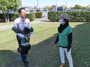 会場の皆さんと談笑する市長