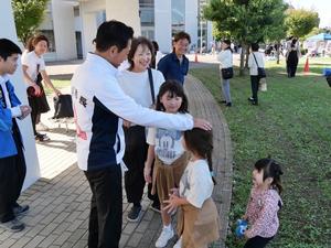 会場の皆さんと談笑する市長