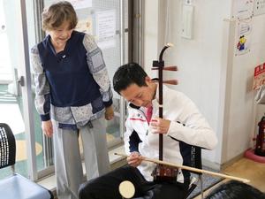 楽器演奏にチャレンジする市長