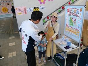 よしかわスタンプラリーに来た親子と話す市長