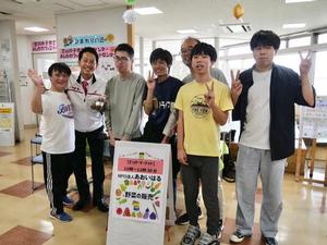 あおいはるの皆さんと記念撮影する市長