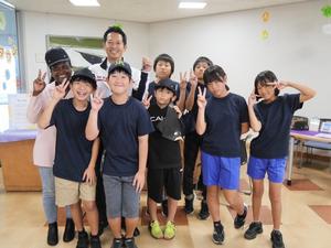 中曽根小学校の子供たちと記念撮影する市長