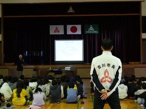 映し出された浅水さんが作成されたスライドを見つめる市長