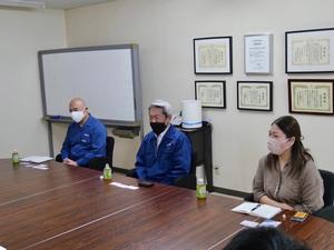事務所で説明をされる高橋社長ら