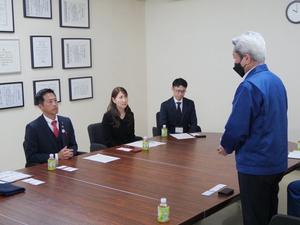 企業訪問の受け入れにあたり挨拶をする高橋社長