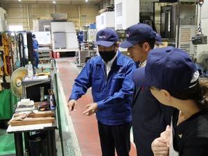 工場内を見学し、説明を受ける市長