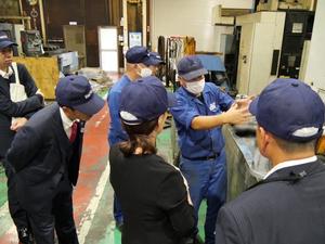 工場内を見学し、説明を受ける市長
