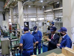 工場内を見学し、説明を受ける市長