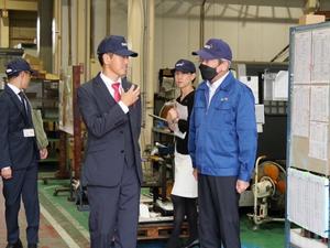 工場内を見学し、説明を受ける市長