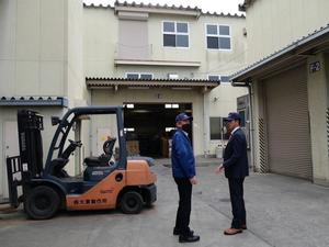 工場内を見学し、説明を受ける市長