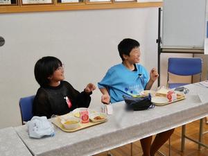笑顔で市長に話をする児童