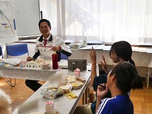 笑顔でやりとりをする市長と児童たち