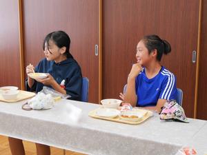 笑顔で市長の話を聞く児童