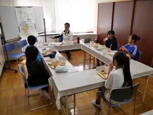 指し棒で市域図を指して説明をする市長