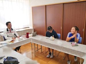 笑顔で児童とやりとりをする市長